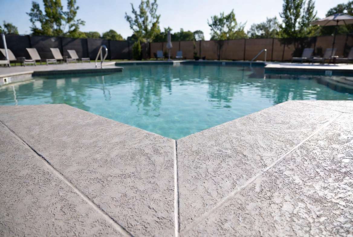 POOL DECKS & OUTDOOR LIVING
